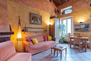 Living area - GuestHost - Bright apartment in Nesso with lake view! (Nesso)