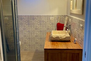 Dusj, hårføner og bidé