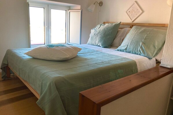 2 bedrooms, iron/ironing board, internet