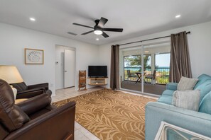 Smart TV, books, video library - 🏝Beachfront Condo Overlooking Gulf of Mexico🏝 (Nokomis)
