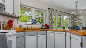 KylskÄp, mikrovÄgsugn, ugn och spishÀll