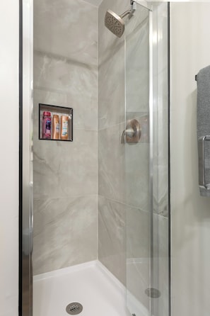 Shower, hair dryer, towels, soap - Mountain Views & Fresh Air – Easy Access Ground-Floor Stay (Banner Elk)