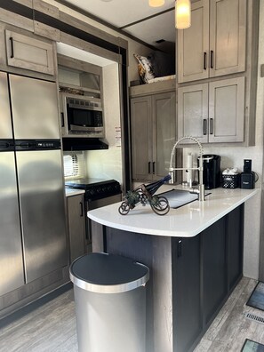Fridge, microwave, oven, stovetop - 38 ft RV-Amazing View-Water Park-Restaurant (Gravois Mills)