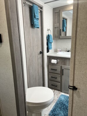 Shower, hair dryer, towels, soap - 38 ft RV-Amazing View-Water Park-Restaurant (Gravois Mills)
