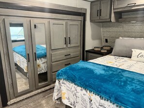2 bedrooms, free WiFi, bed sheets - 38 ft RV-Amazing View-Water Park-Restaurant (Gravois Mills)