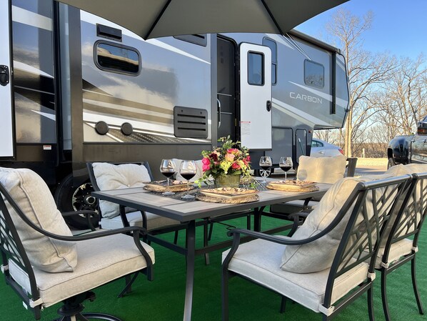 Outdoor dining - 38 ft RV-Amazing View-Water Park-Restaurant (Gravois Mills)