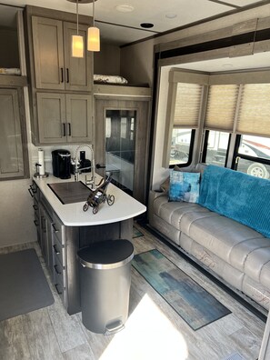 Smart TV, books, stereo - 38 ft RV-Amazing View-Water Park-Restaurant (Gravois Mills)
