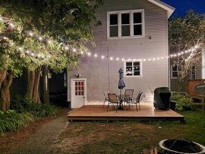 Outdoor dining - Large Downtown Manistee Historic Home Near Lake Michigan (Manistee)