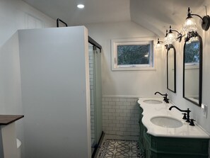 Bruser, hårtørrer, håndklæder, Toiletpapir