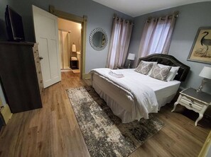 8 soveværelser, pengeskab på værelset, skrivebord, strygejern/strygebræt