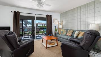 Smart-tv, böcker och ett filmbibliotek