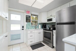 Kylskåp, mikrovågsugn, ugn och spishäll