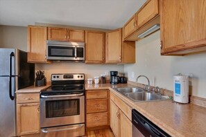 Fridge, microwave, oven, stovetop - Lovely Unit in Historic SW Garden - 3 Queen beds (St. Louis)