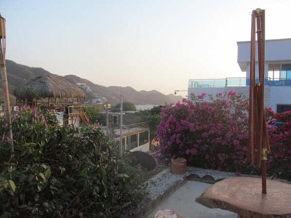 المنطقة المحيطة بالمنشأة