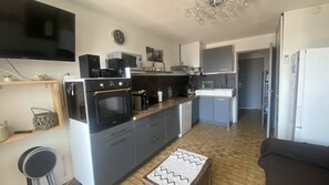 Een koelkast, een microgolfoven, een oven, een vaatwasser