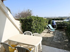 Outdoor dining - AIR-CONDITIONED STUDIO SLEEPS 3 - CLOSE TO THE SEA AND BEACH (PORT CAMARGUE)