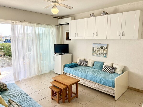 Room - AIR-CONDITIONED STUDIO SLEEPS 3 - CLOSE TO THE SEA AND BEACH (PORT CAMARGUE)