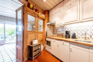 Frigorífico, horno, placa de cocina y lavavajillas