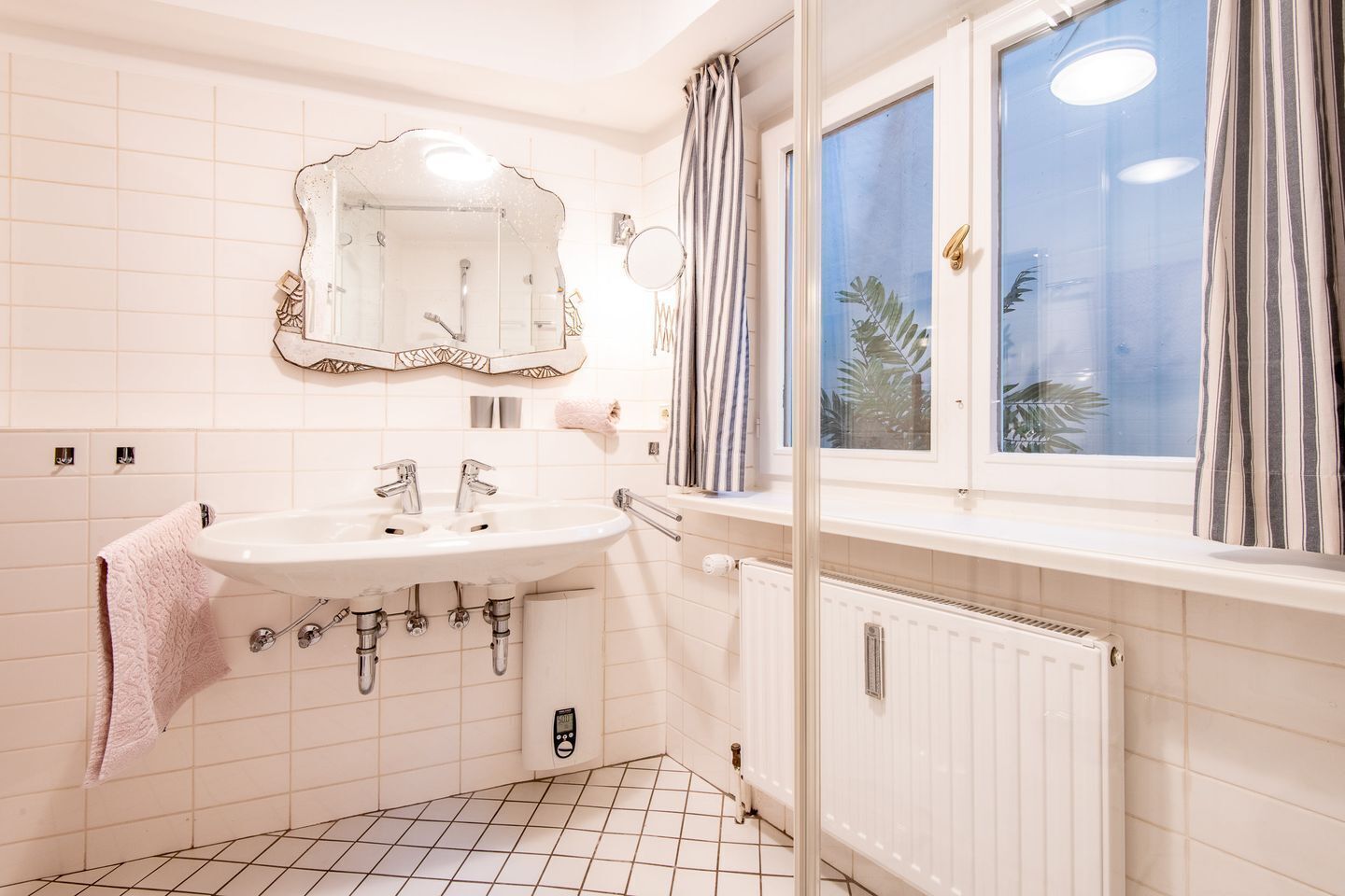 Douche, sèche-cheveux, serviettes fournies