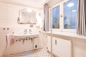 Shower, hair dryer, towels - House Alte Mühle Whg. 13 - Old Mill (Sylt-Ost)