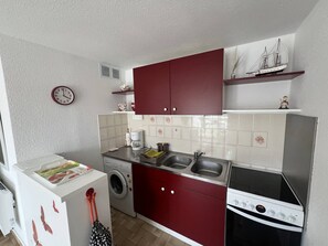 Réfrigérateur, micro-ondes, four