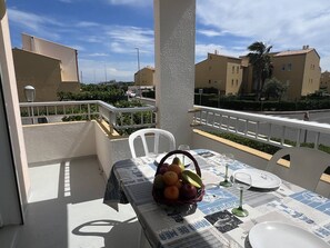 Outdoor dining - Lovely 3 Room apartment near Richelieu beach Cap d'Agde (LE CAP D AGDE)