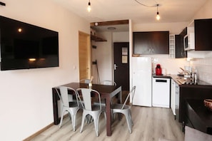 Fridge, dishwasher, cookware/dishes/utensils