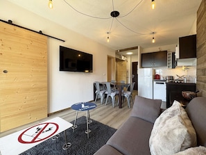 TV, fireplace