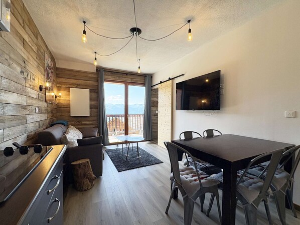 TV, fireplace - La Combe D’Or 4**** Residence in Les Orres 1800 (LES ORRES 1800)