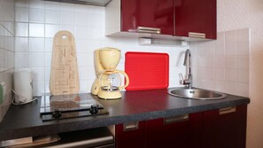 Kjøleskap, oppvaskmaskin og kjøkkenutstyr