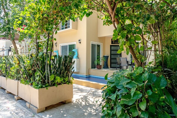 Terrace/patio - 4 Bedroom home in Playacar Phase 1 with Private Pool by BRIC Vacation Rentals (Solidaridad)