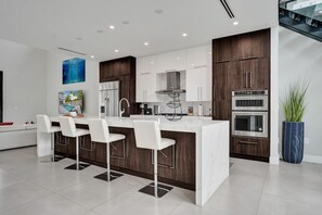 Køleskab, mikrobølgeovn, ovn, kogeplade