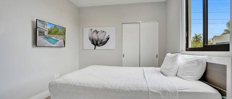 6 slaapkamers, een bureau, een strijkplank/strijkijzer, reisbedje