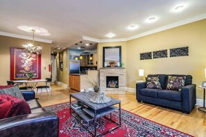 TV - Brownstone in Gold Coast - Downtown (Chicago)