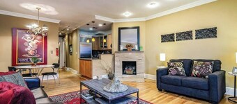 Brownstone in Gold Coast - Downtown