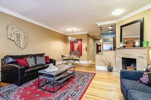 TV - Brownstone in Gold Coast - Downtown (Chicago)