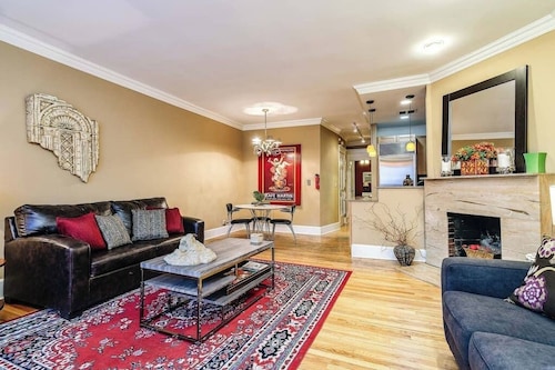Brownstone in Gold Coast - Downtown