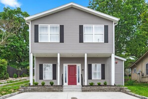 Exterior - Short Walk to Downtown Branson & Branson Landing with Private Hot Tub & Free Tickets (Branson)