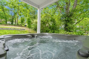 Bañera de hidromasaje al aire libre