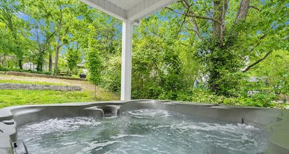 Downtown Branson & Branson Landing Short Walk Away! Free Tickets-Private Hot Tub!