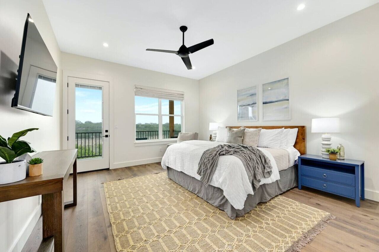 4 bedrooms, desk, iron/ironing board, travel crib