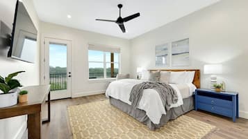 4 bedrooms, desk, iron/ironing board, travel crib