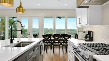 Kylskåp, mikrovågsugn, ugn och spishäll