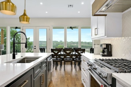 Fridge, microwave, oven, stovetop. Lakeshore Splendor- Lakefront + Dock!