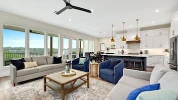 Smart-tv, eldstad och böcker