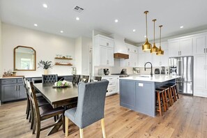 Een koelkast, een magnetron, een oven, een kookplaat