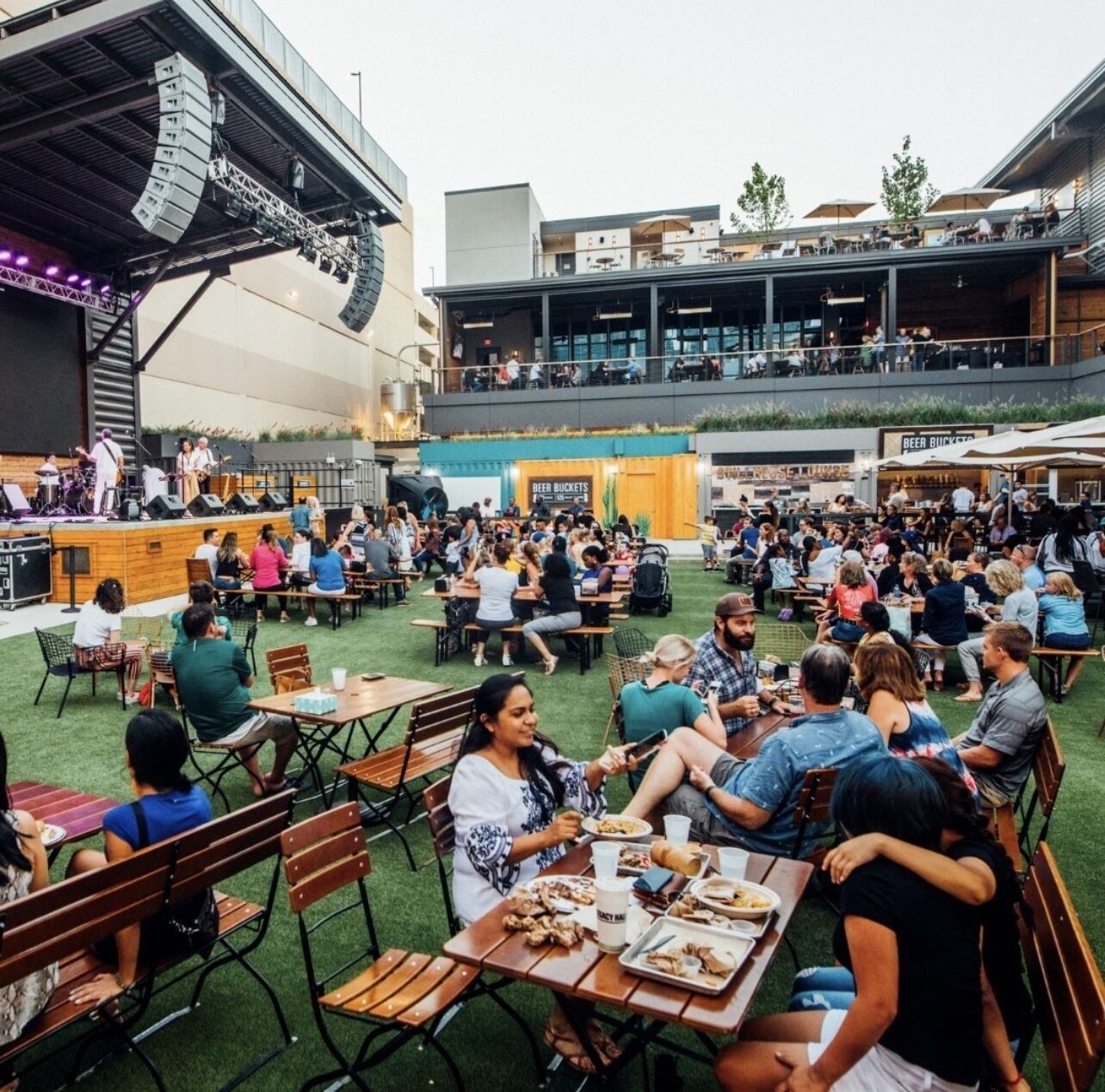 屋外ダイニングエリア