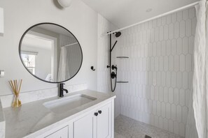 Douche, sèche-cheveux, serviettes fournies, savon