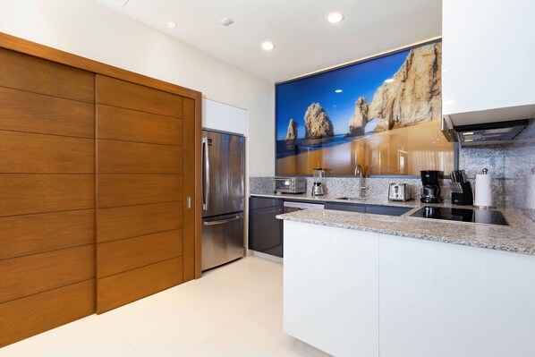 Frigorífico, microondas, horno y placa de cocina