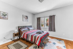 2 slaapkamers, een bureau, een strijkplank/strijkijzer, gratis wifi